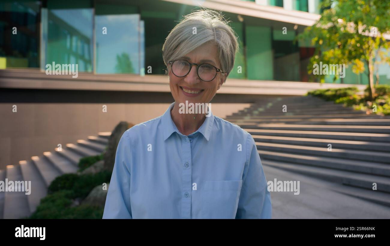 Portrait d'affaires adulte caucasien d'âge moyen des années 50 femme d'affaires dans des lunettes vieille femme femme femme femme entrepreneuse chef de la direction employeur Banque D'Images