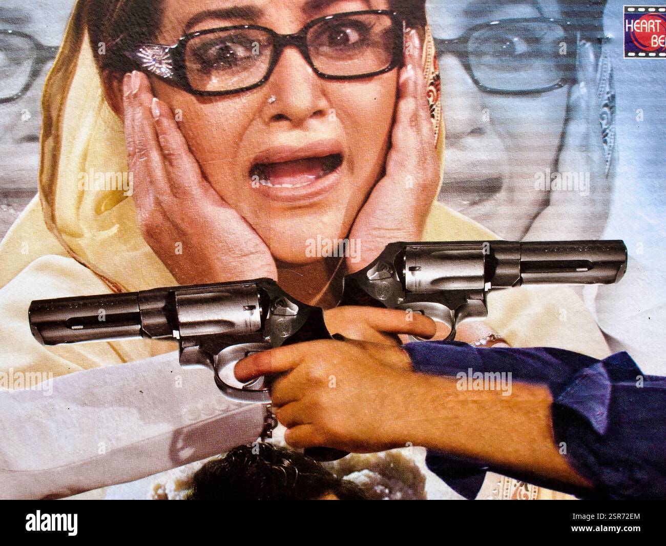 Affiche du film d'action-drame bangladais Dhollywood mettant en vedette une femme en détresse et deux revolvers, soulignant la tension cinématographique à enjeux élevés. Banque D'Images