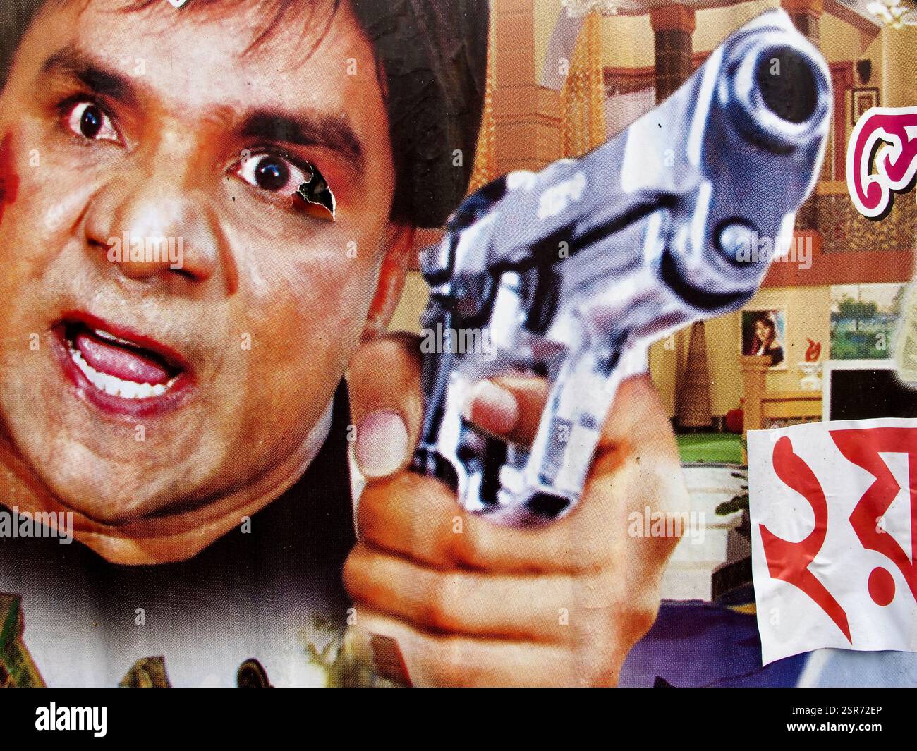 Affiche du film d'action du Bangladesh Dhollywood mettant en scène un personnage intense visant une arme, avec un fond dramatique promouvant le cinéma local. Banque D'Images