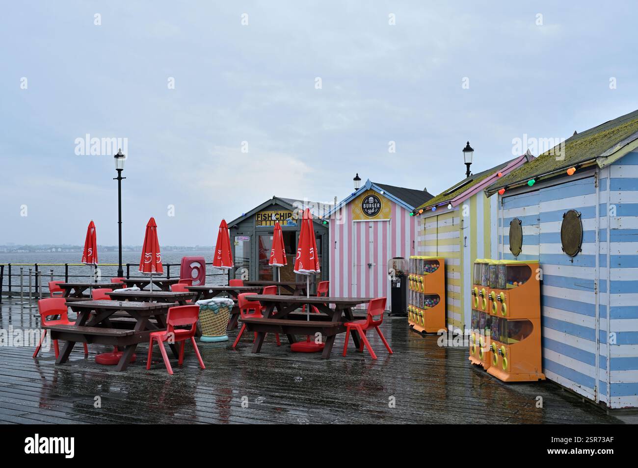 Tables et parasols fermés par temps humide au Pier Head sur la plus longue jetée de plaisance du monde à Southend on Sea, ville de Southend, Royaume-Uni. Banque D'Images