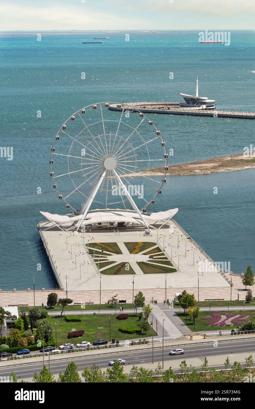 Bakou, Azerbaïdjan - 6 mai 2024 : vue imprenable sur la grande roue Baku Eye, située bien en vue sur le front de mer, à côté du restaurant Ruby 360, mettant en valeur la magnifique mer Caspienne et le paysage urbain ci-dessous Banque D'Images