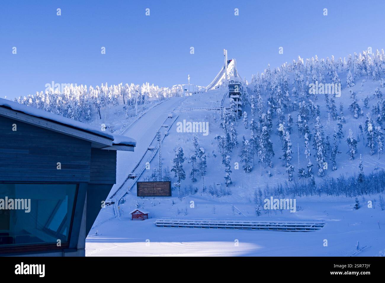 Kuusamo, Finalnd – février 2019 : la grande colline de saut à ski à Ruka par une belle et ensoleillée journée de février Banque D'Images