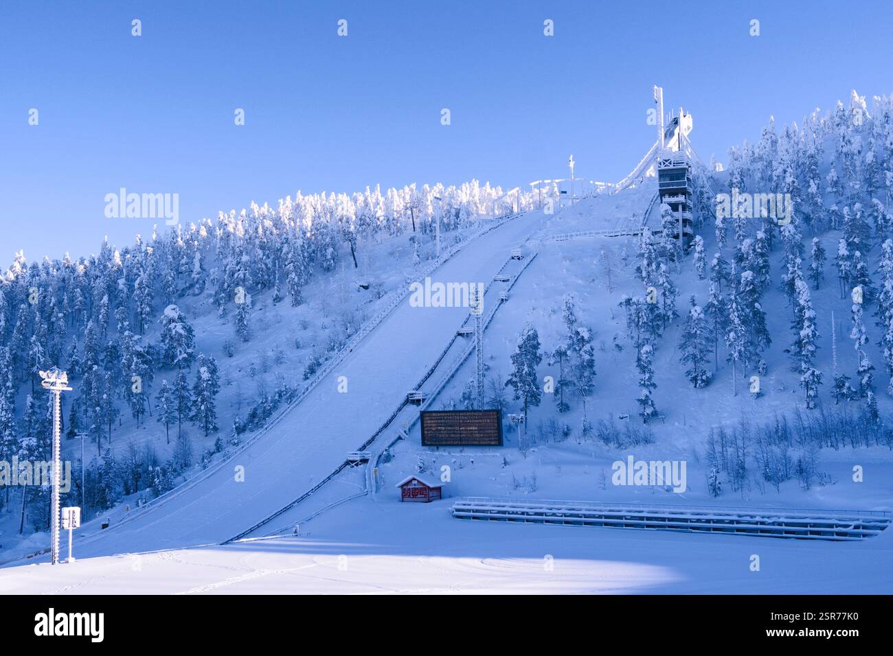 Kuusamo, Finalnd – février 2019 : la grande colline de saut à ski à Ruka par une belle et ensoleillée journée de février Banque D'Images
