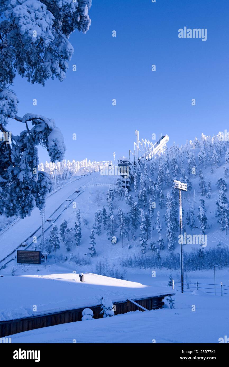 Kuusamo, Finlande – février 2019 : la grande colline de saut à ski à Ruka par une belle et ensoleillée journée de février Banque D'Images
