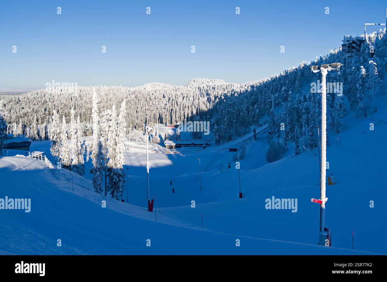 Kuusamo, Finlande – février 2019 : vue depuis la piste supérieure de Talvijarvi jusqu’au grand stade de saut à ski de Ruka lors d’une belle journée de février Banque D'Images