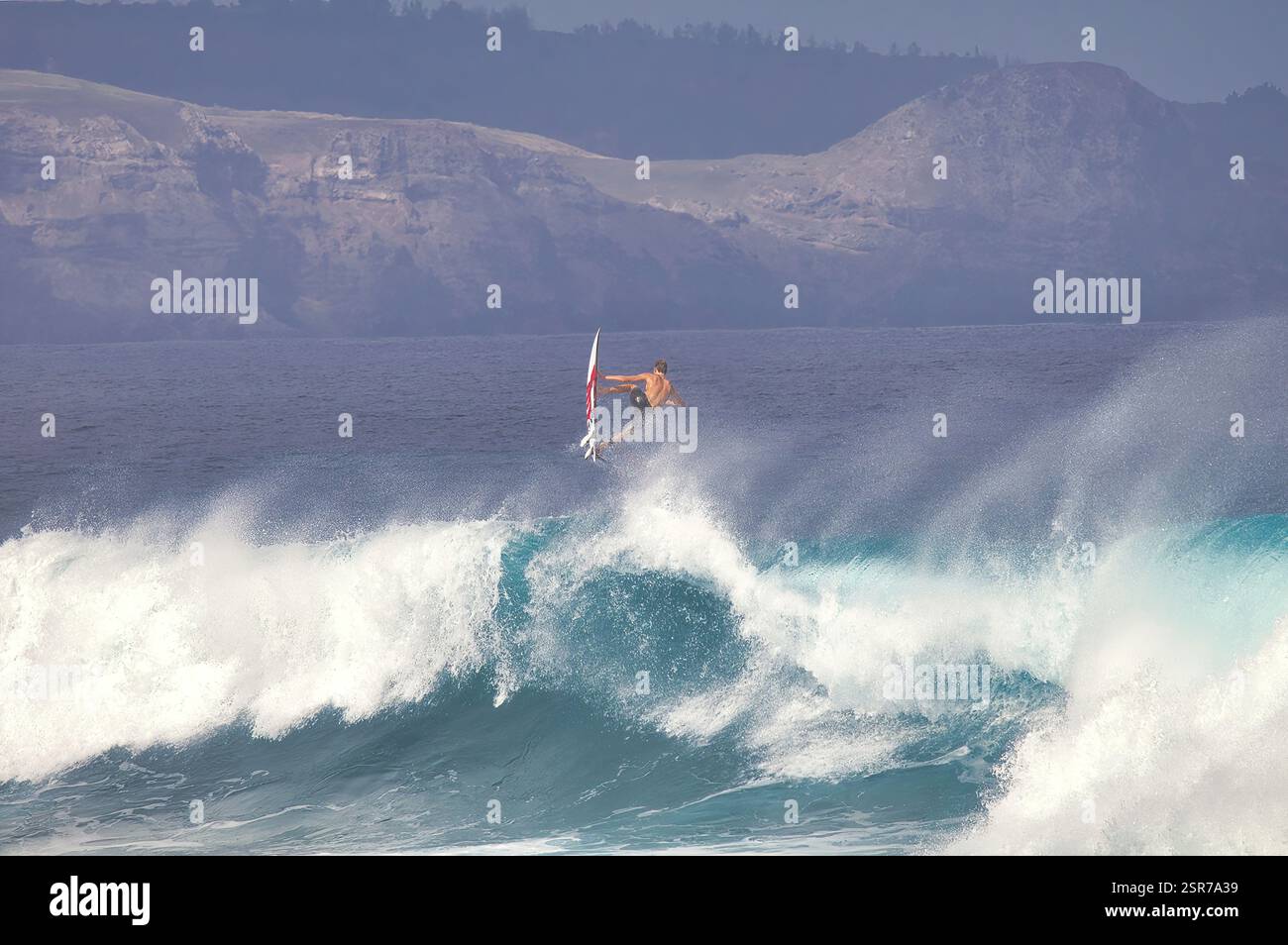 Surfeur s'effondrant sur une vague sur Maui. Banque D'Images