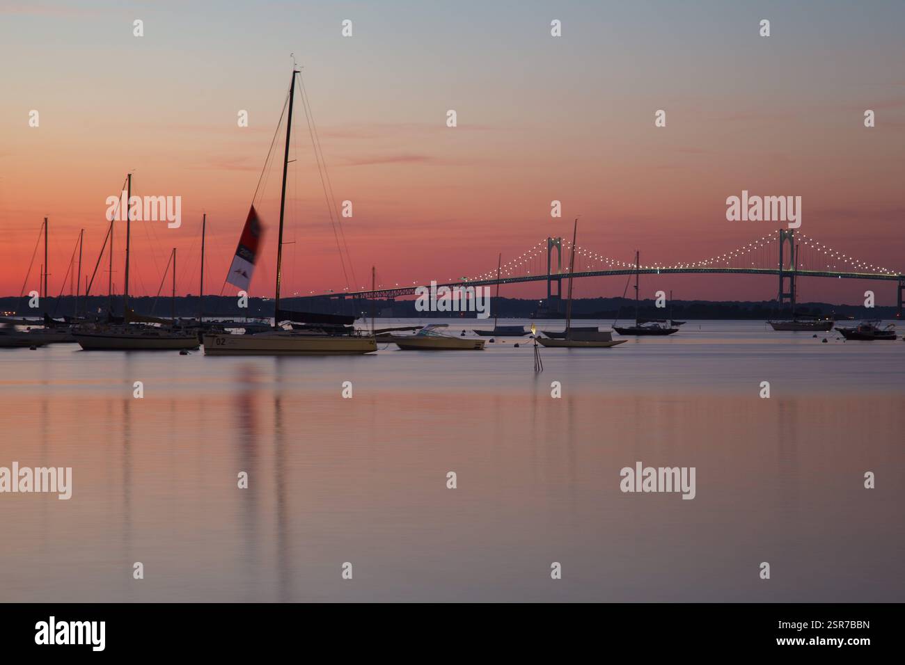 Les voiliers d'une marina, le pont Claiborne Pell/Newport et le magnifique coucher de soleil sur la rive de Newport, Rhode Island, États-Unis Banque D'Images