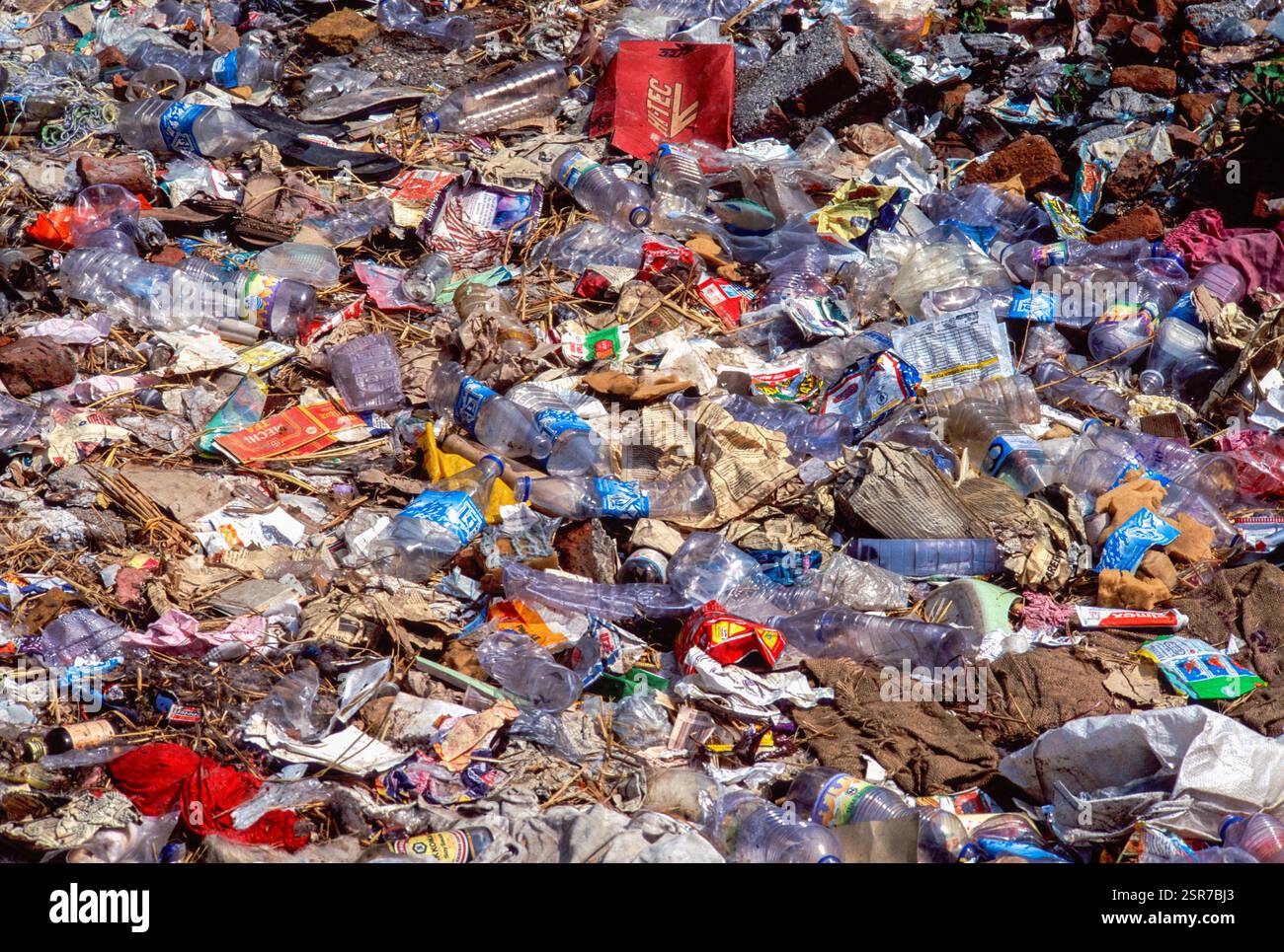 Déchets plastiques dans une décharge. Banque D'Images