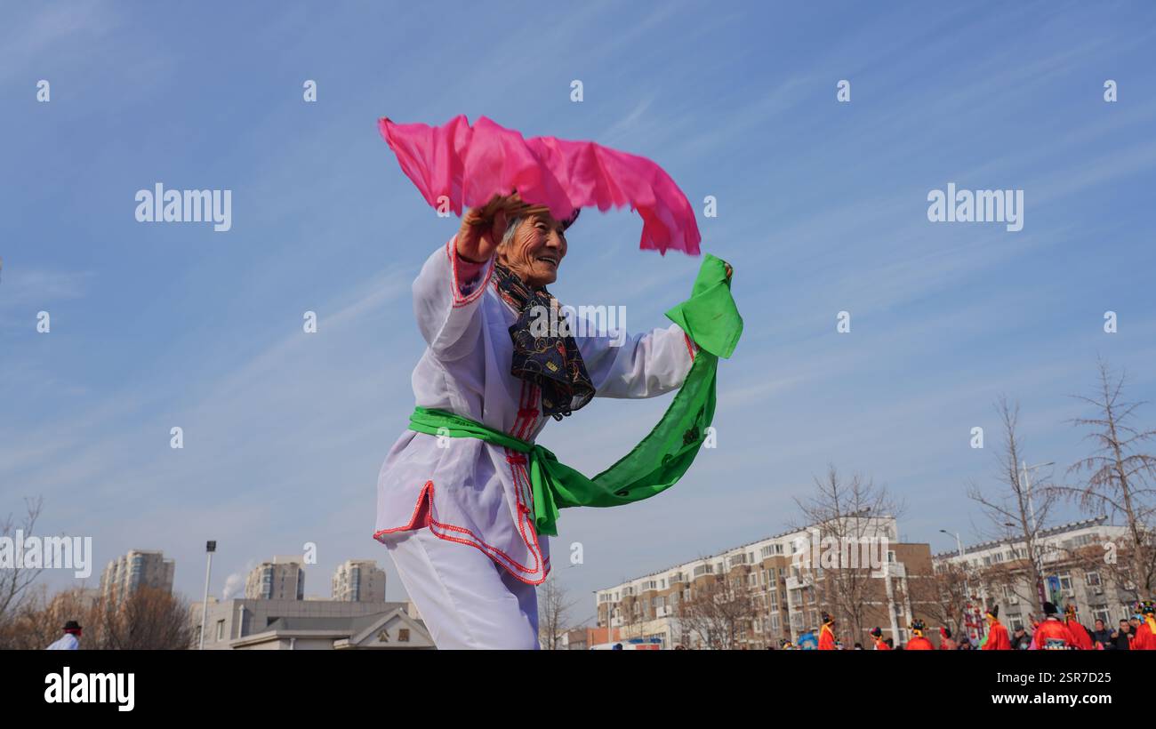 Comté de Luannan, Chine - 14 février 2025 : les gens jouent yangko sur la place pour célébrer le festival traditionnel chinois - Festival du printemps. Banque D'Images
