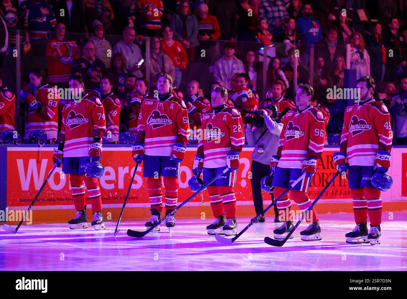 Rochester, New York, États-Unis. 14 février 2025. Les joueurs américains de Rochester se tiennent pendant l'hymne national avant un match contre le Crunch de Syracuse. Les Américains de Rochester ont accueilli le Syracuse Crunch dans un match de la Ligue américaine de hockey au Blue Cross Arena de Rochester, New York. (Jonathan Tenca/CSM). Crédit : csm/Alamy Live News Banque D'Images