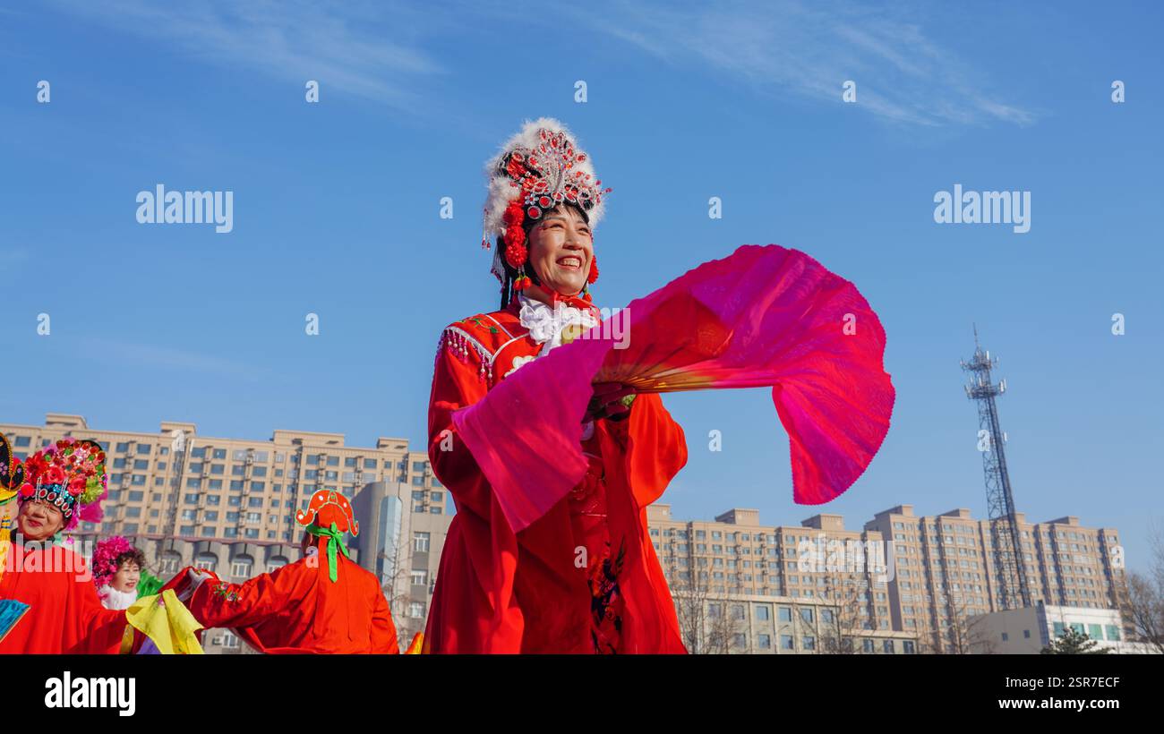 Comté de Luannan, Chine - 14 février 2025 : les gens jouent yangko sur la place pour célébrer le festival traditionnel chinois - Festival du printemps. Banque D'Images