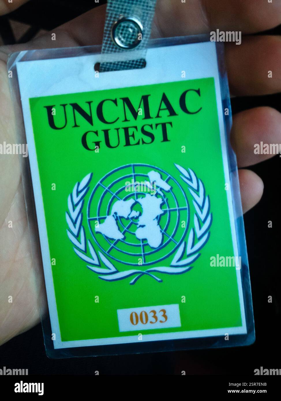 Badge UNCMAC. Fond vert avec logo ONU et étiquette INVITÉ. Numéro 0033. Commission militaire d'armistice du Commandement des Nations Unies. South Kore Banque D'Images