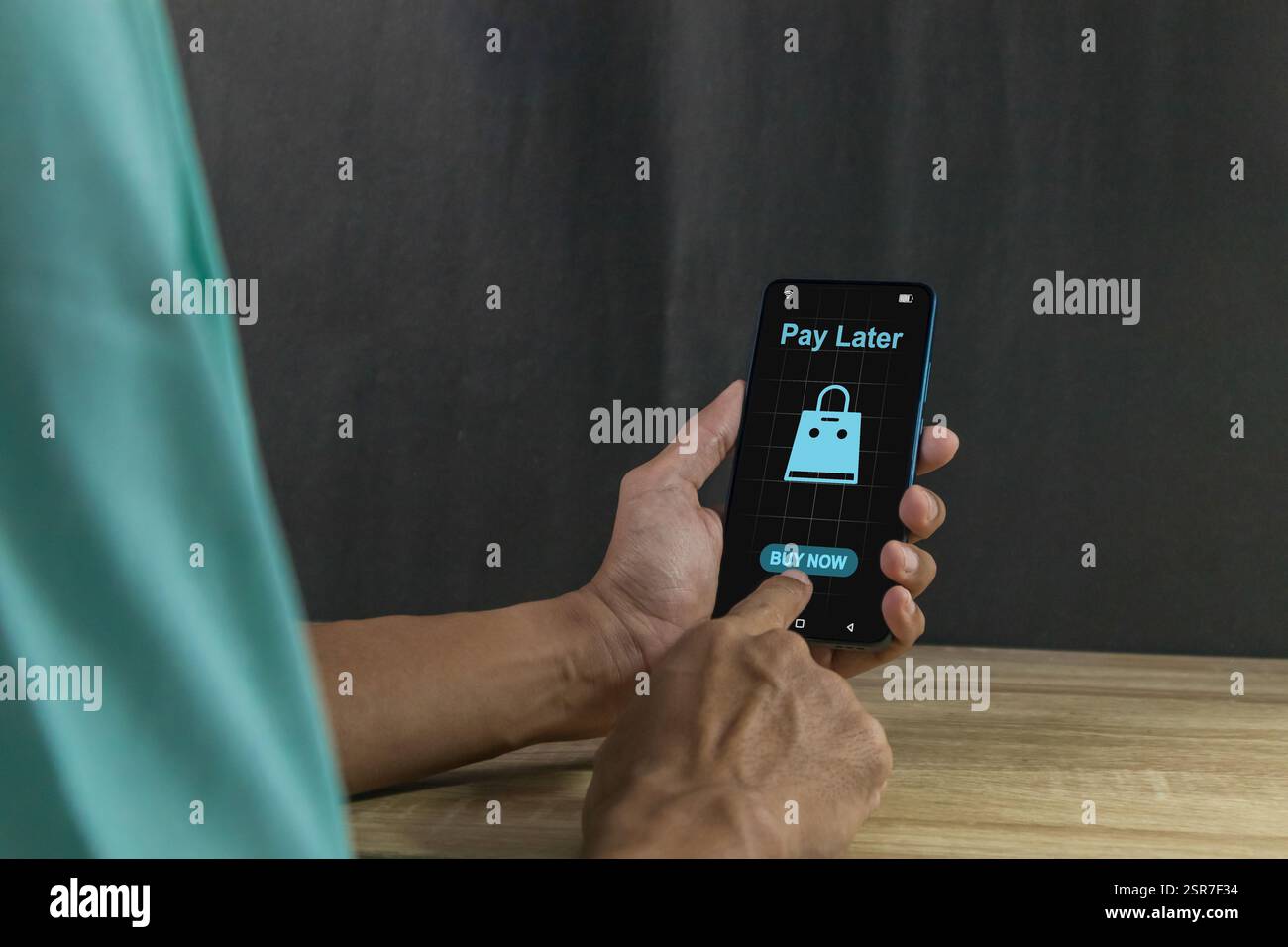 Acheter maintenant payer plus tard concept d'achat en ligne. Homme utilisant un smartphone pour des achats en ligne avec paiement plus tard. Banque D'Images