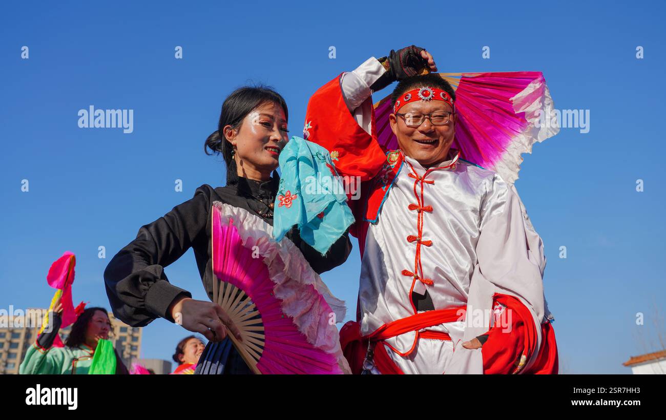 Comté de Luannan, Chine - 14 février 2025 : les gens jouent yangko sur la place pour célébrer le festival traditionnel chinois - Festival du printemps. Banque D'Images