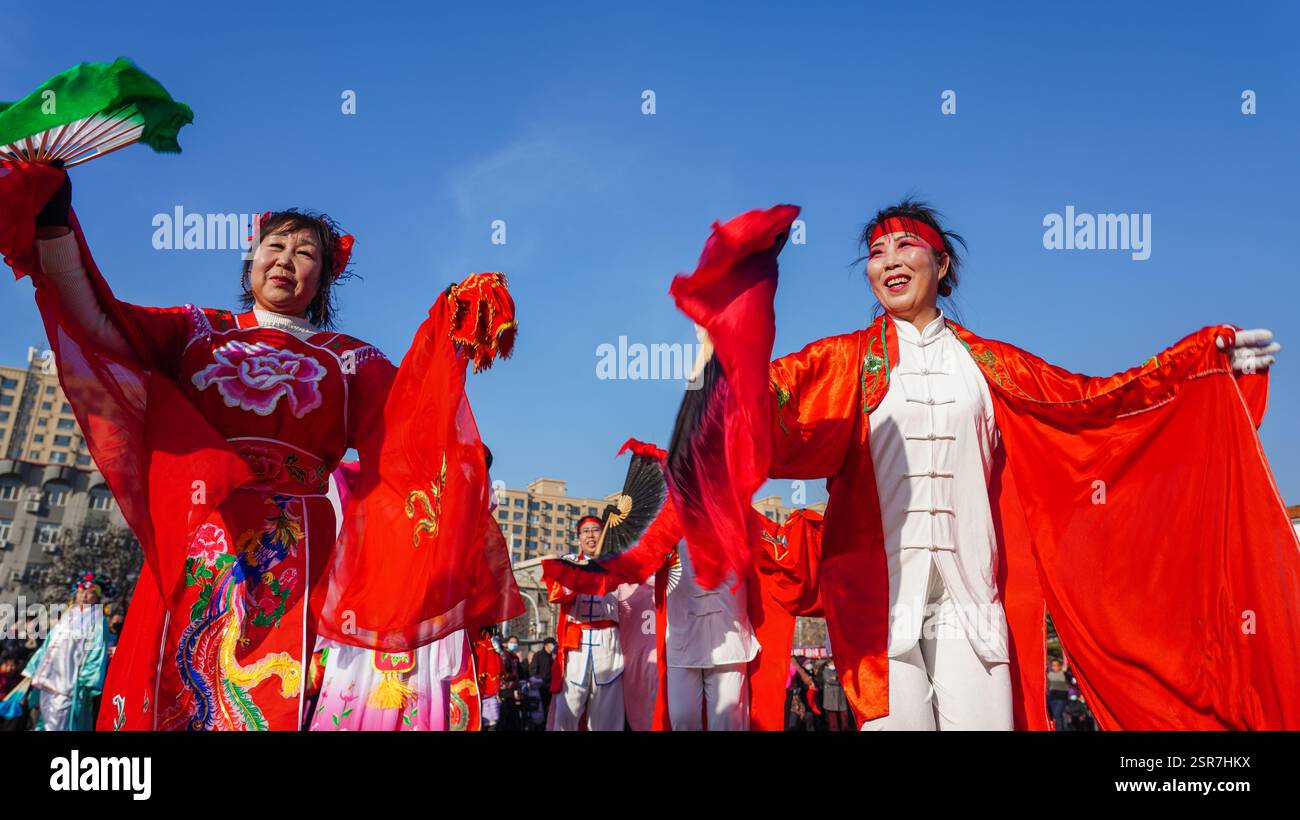 Comté de Luannan, Chine - 14 février 2025 : les gens jouent yangko sur la place pour célébrer le festival traditionnel chinois - Festival du printemps. Banque D'Images