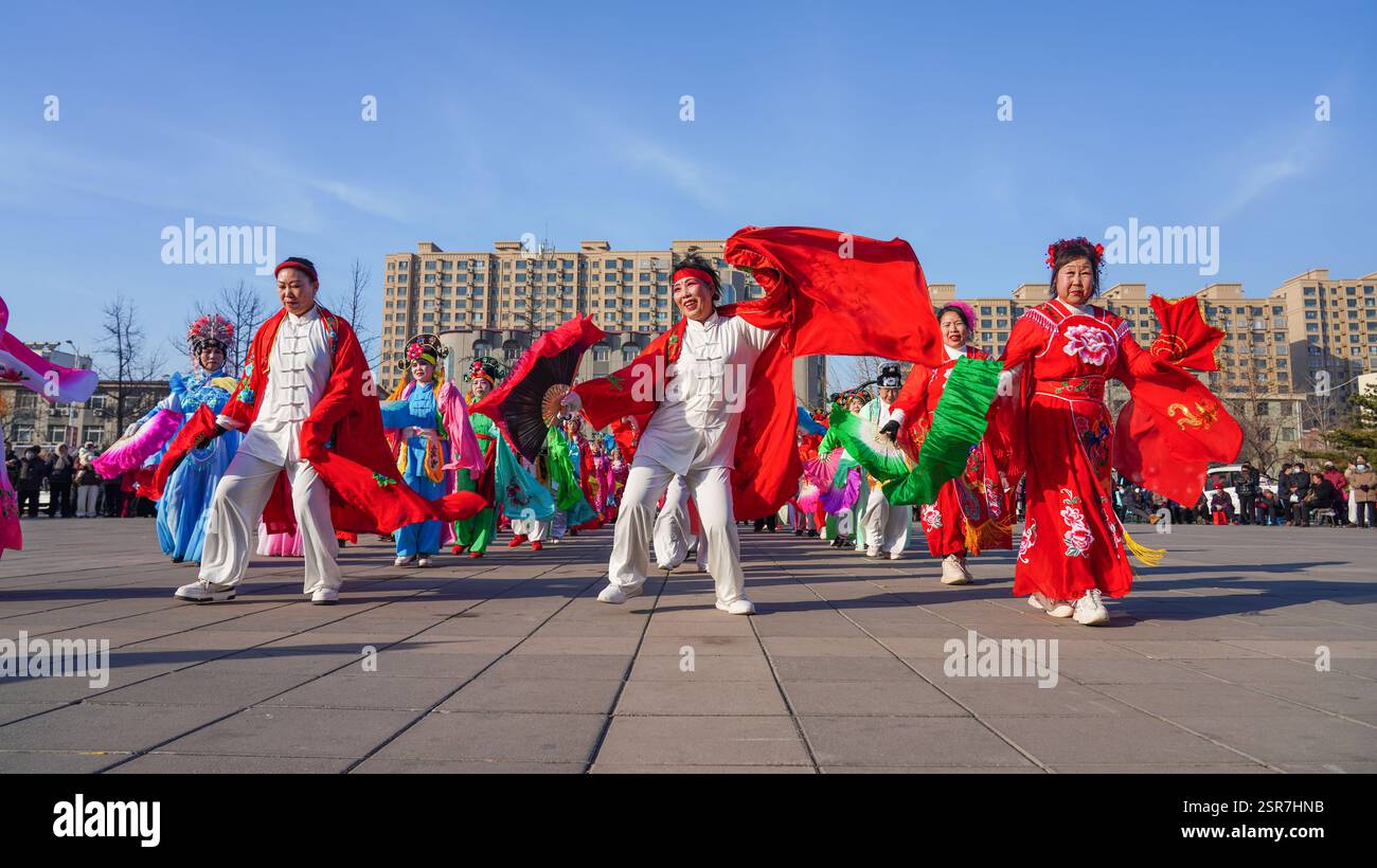 Comté de Luannan, Chine - 14 février 2025 : les gens jouent yangko sur la place pour célébrer le festival traditionnel chinois - Festival du printemps. Banque D'Images