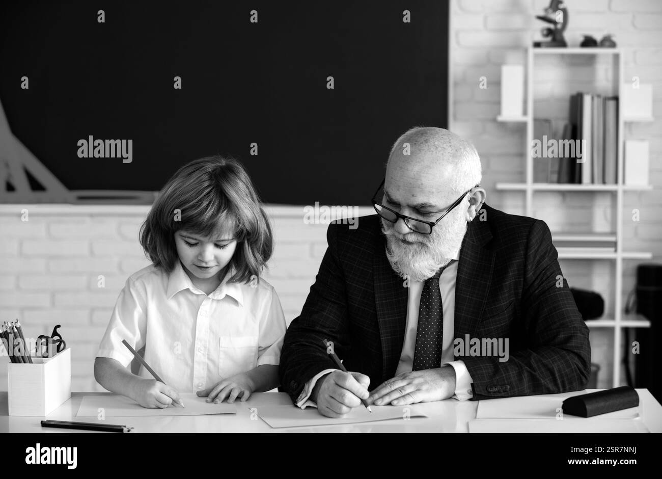 L'enseignement et l'apprentissage de l'enfant ensemble à l'école. Éducation. Adaptation des enfants. Banque D'Images