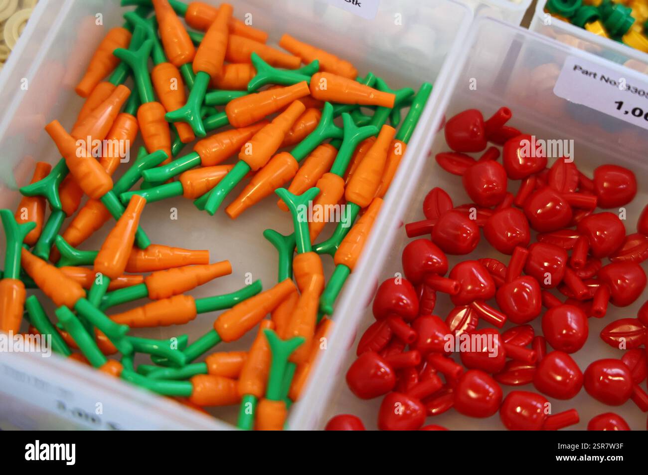 Modell Leben Erfurt 14.02.2025, Erfurt, Messe, Modell Leben - Modellbaumesse im Bild : Karotten / Moehren und Aepfel von Lego *** Modell Leben Erfurt 14 02 2025, Erfurt, foire, Modell Leben foire de construction de maquettes dans l'image carottes carottes et pommes de Lego Banque D'Images