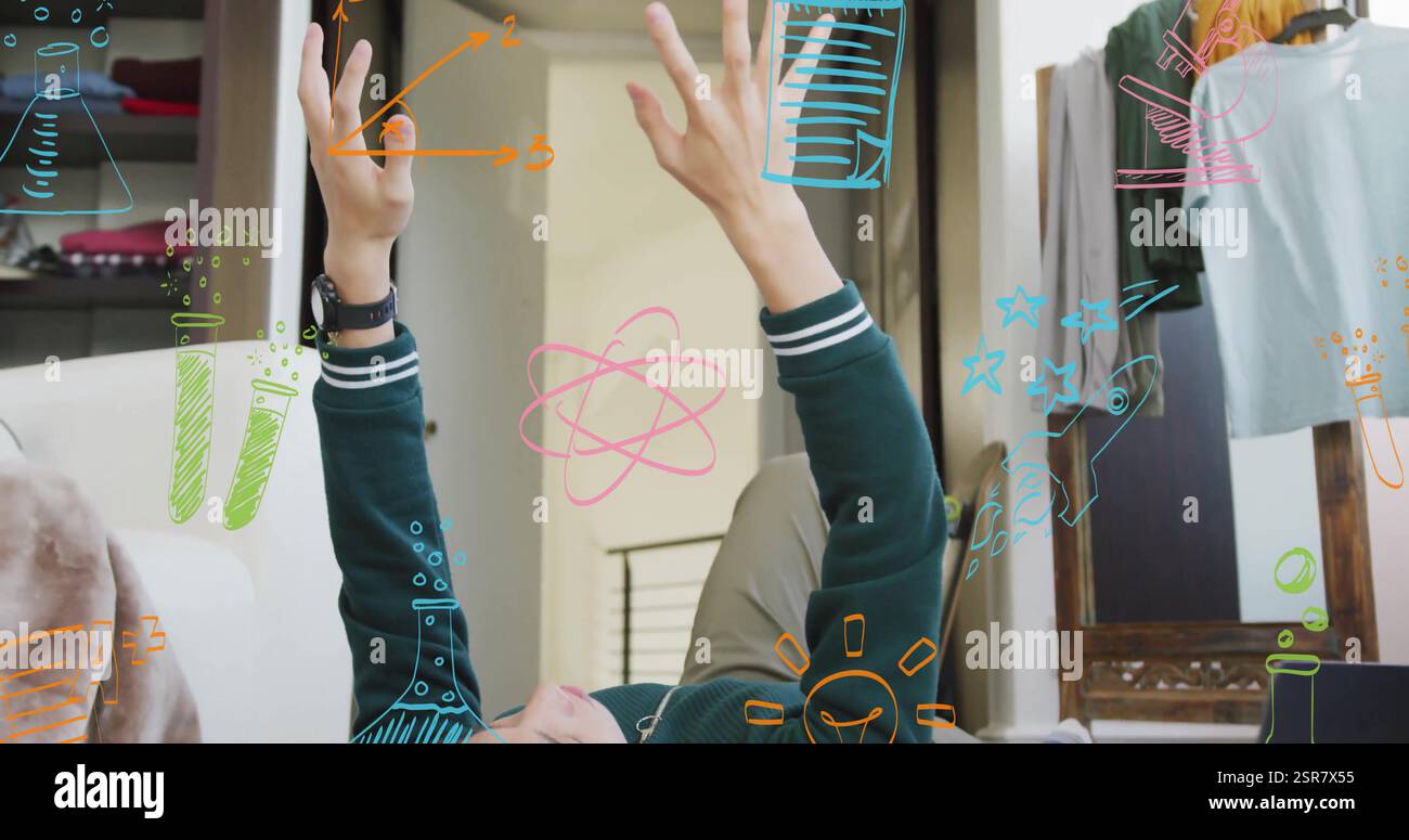 Image d'icônes de la science au-dessus de l'homme caucasien rebondissant la balle dans la chambre Banque D'Images