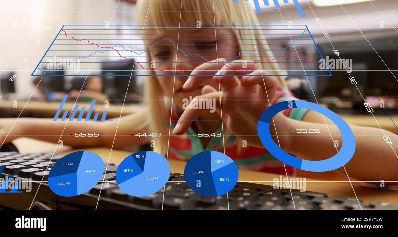 Image du traitement des données et des diagrammes sur une fille caucasienne à l'aide d'un ordinateur Banque D'Images