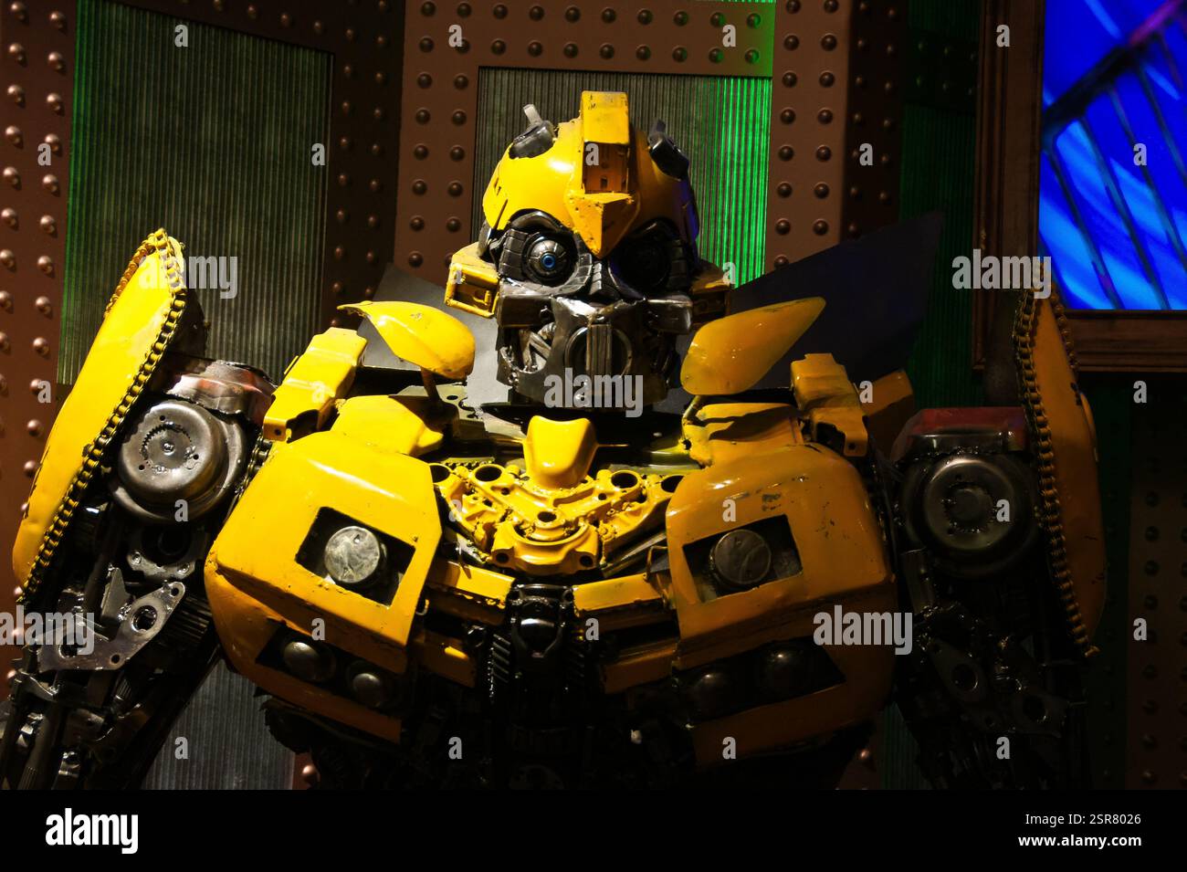 New York, Manhattan. Un grand robot jaune avec une construction rectangulaire se trouve dans une pièce avec un mur en bois et une fenêtre. De nature industrielle, elle fait allusion au pote Banque D'Images