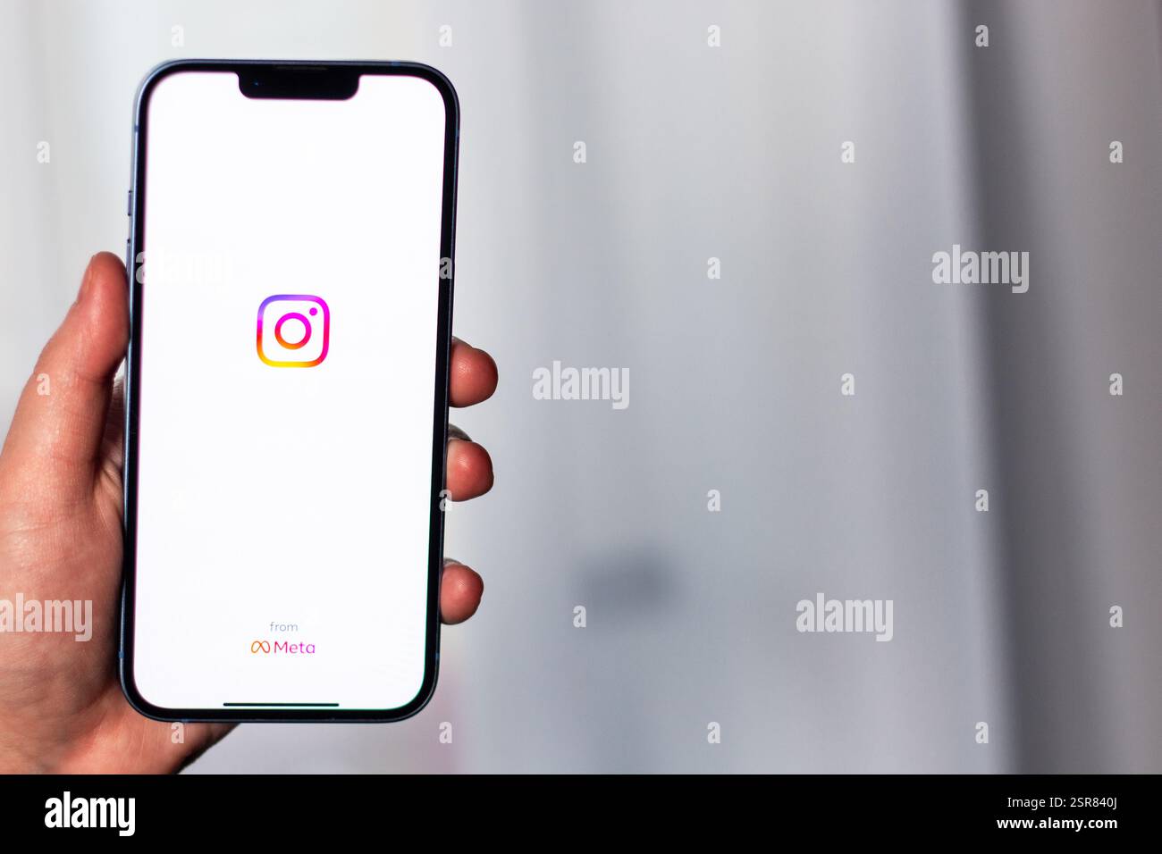 Kaliningrad, Russie 14.01.25 - femme tenant un smartphone avec le logo de l'application INSTAGRAM sur l'écran. Application de médias sociaux. Banque D'Images