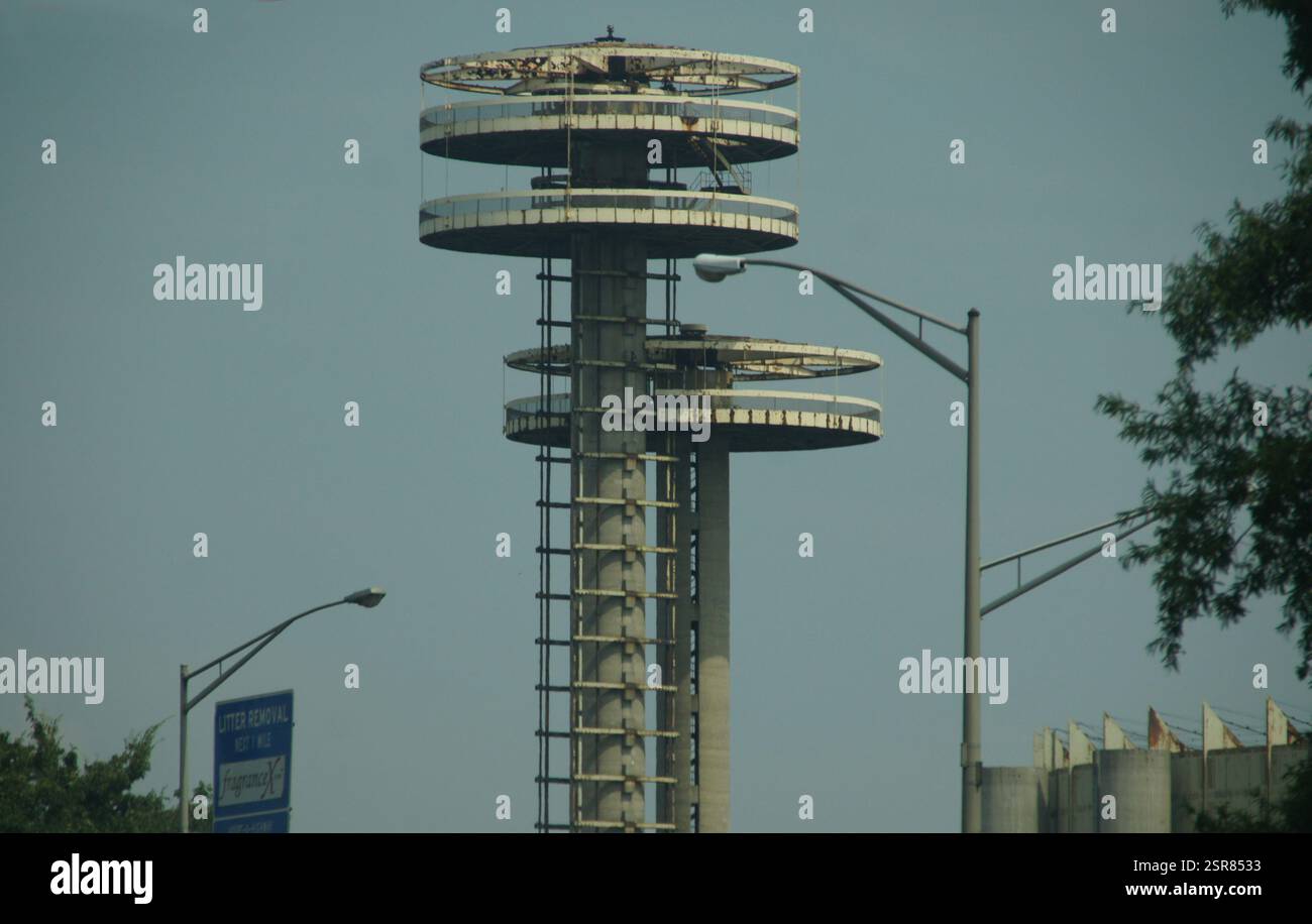 Manhattan réfracte un rêve. Une femme noire lève un appareil photo vintage, l'objectif s'enflamme avec un reflet arc-en-ciel. Cette scène transcende la photographie ; elle l'est Banque D'Images