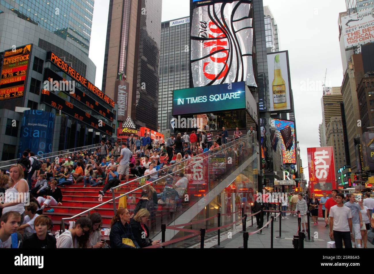 Billets de spectacle à prix réduit à Broadway au stand TKTS, Times Square, New York. Possibilité de promotion de spectacles musicaux à proximité. Banque D'Images