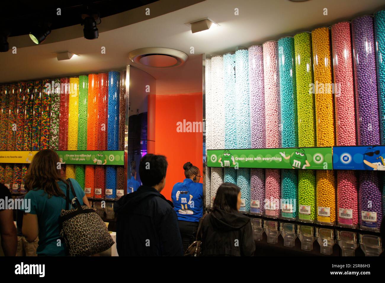 Les couleurs de Manhattan éclatent avec M&Ms. Une publicité vibrante éclate des personnages ludiques à travers la scène, un doux rappel que même au milieu de la ruée urbaine, un éclat Banque D'Images