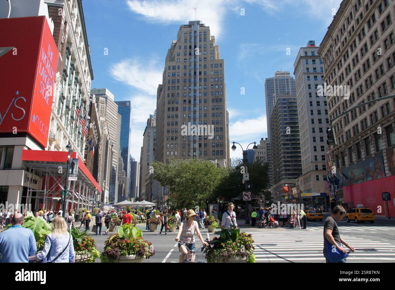 Un panneau vertical avec des lettres noires sur fond blanc indique « LE MAGASIN DU MARCHÉ ». Cette signalisation de magasin pourrait être pour une épicerie ou un marché agricole, Banque D'Images