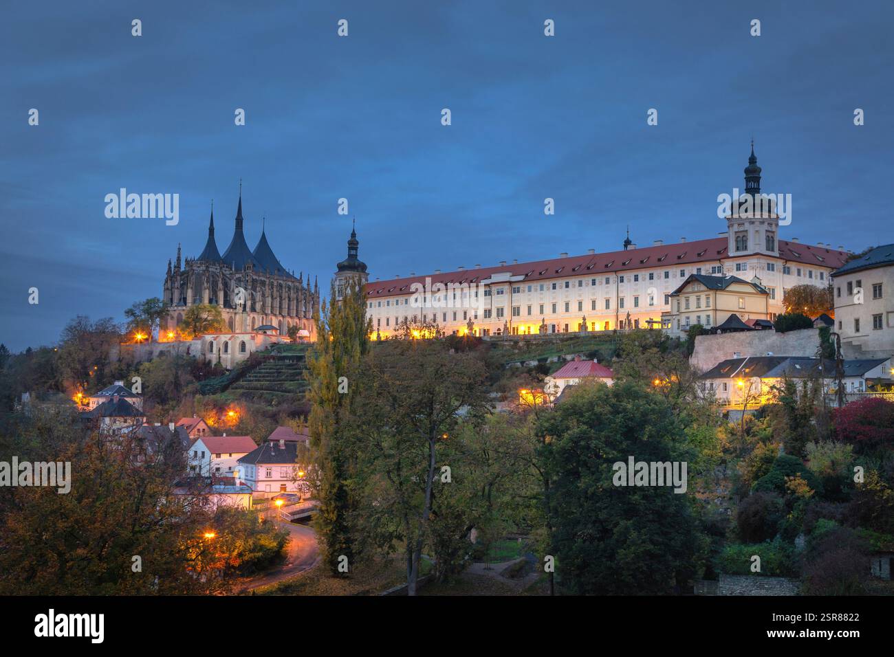 Kutna Hora, Tchéquie. Église de Sainte-Barbara et ancien collège jésuite au crépuscule Banque D'Images