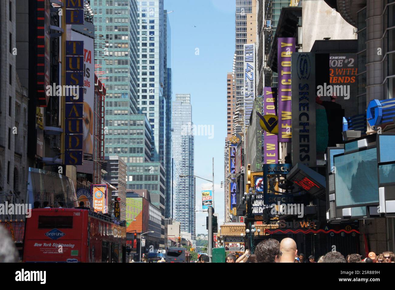 Une énorme publicité pour les chaussures Skechers domine un gratte-ciel dans l'animation de Times Square à New York. Au milieu des lumières éblouissantes et de l'imposante construction Banque D'Images