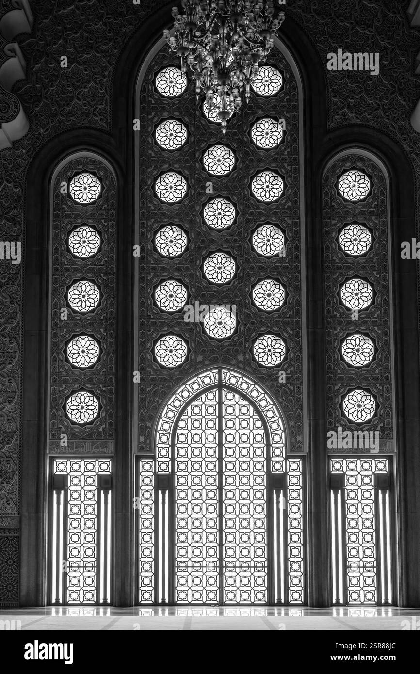 Photo en noir et blanc de la porte de la mosquée Hassan II - Casablanca, Maroc. Verticalement. Banque D'Images
