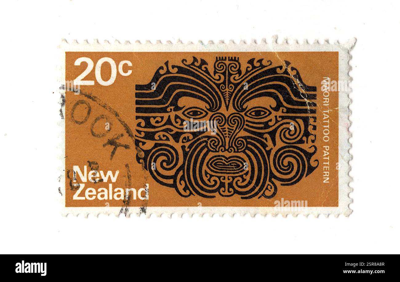 Un timbre-poste vintage motif tatouage maori de Nouvelle-Zélande isolé sur un fond blanc. Banque D'Images