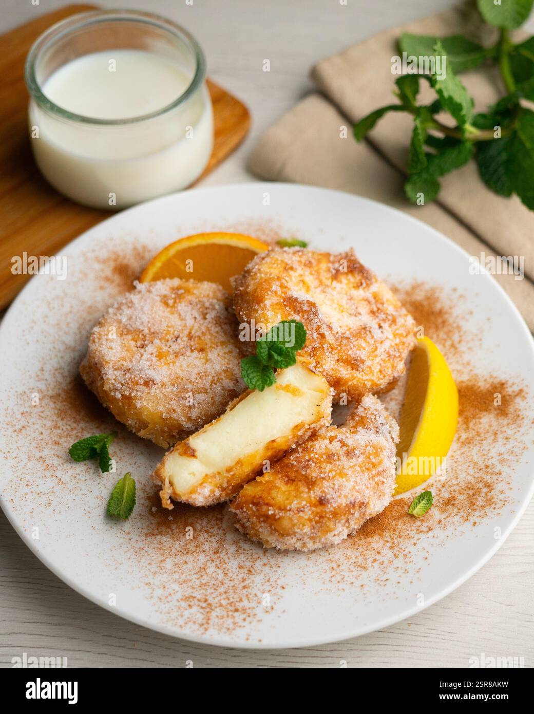 Délicieux dessert espagnol LECHE FRITA traditionnel pour préparer les vacances de Pâques. Banque D'Images