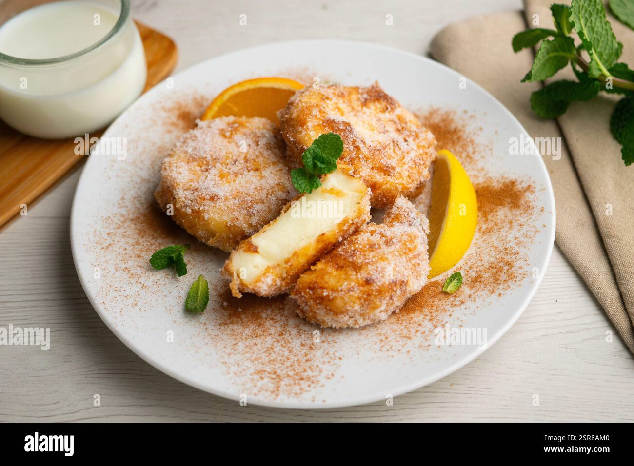 Délicieux dessert espagnol LECHE FRITA traditionnel pour préparer les vacances de Pâques. Banque D'Images