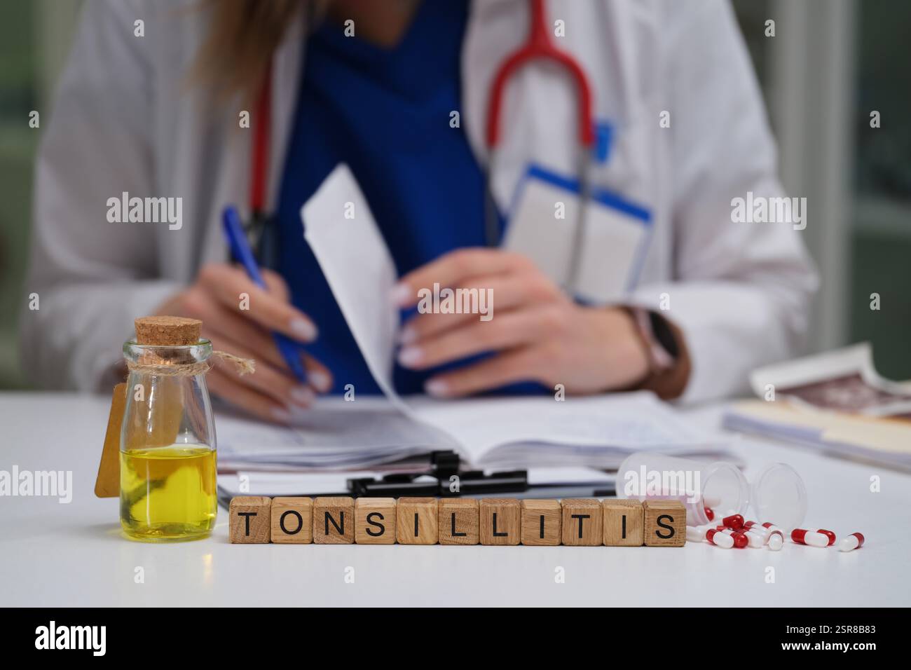 Un professionnel de la santé examinant et évaluant diligemment un cas d'amygdalite pour le traitement Banque D'Images