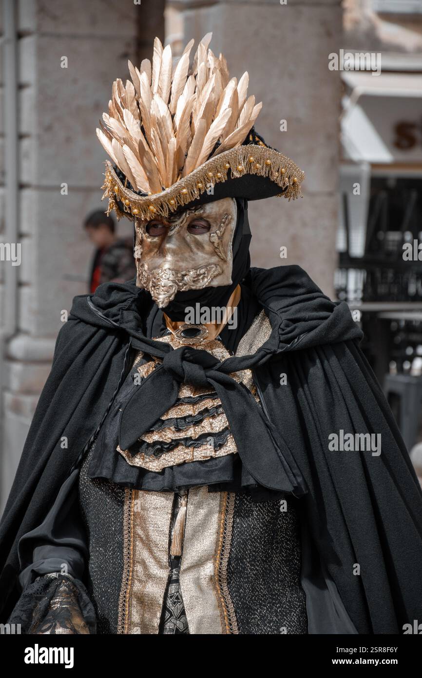 corfou, corfou, Grèce. 10 mars 2024 : une personne en costume élaboré et masque pendant le Carnaval de Venise Banque D'Images