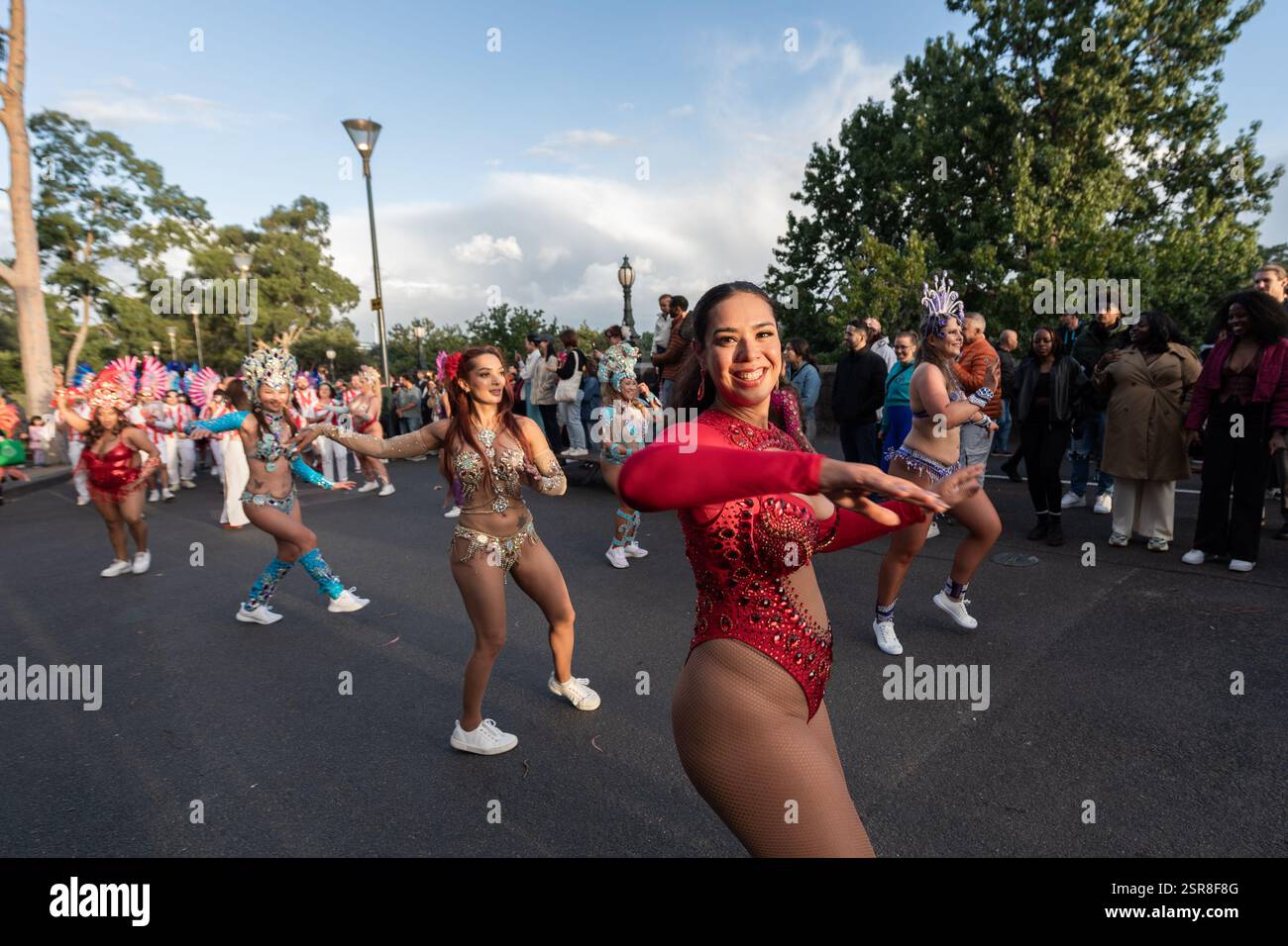 MELBOURNE, AUSTRALIE. 15 février 2025. Photo : des danseurs de carnaval en costumes colorés dansent dans la rue au Festival Afro Caribbean, Federation Square, Melbourne, Australie, le 15 février 2025. Crédit : Karl Phillipson / Alamy Live News Banque D'Images
