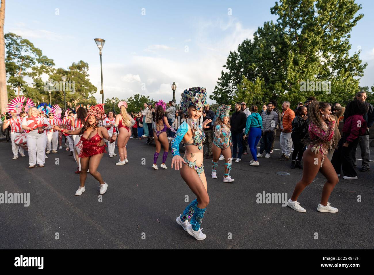 MELBOURNE, AUSTRALIE. 15 février 2025. Photo : des danseurs de carnaval en costumes colorés dansent dans la rue au Festival Afro Caribbean, Federation Square, Melbourne, Australie, le 15 février 2025. Crédit : Karl Phillipson / Alamy Live News Banque D'Images