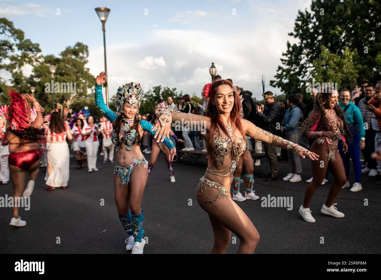 MELBOURNE, AUSTRALIE. 15 février 2025. Photo : des danseurs de carnaval en costumes colorés dansent dans la rue au Festival Afro Caribbean, Federation Square, Melbourne, Australie, le 15 février 2025. Crédit : Karl Phillipson / Alamy Live News Banque D'Images