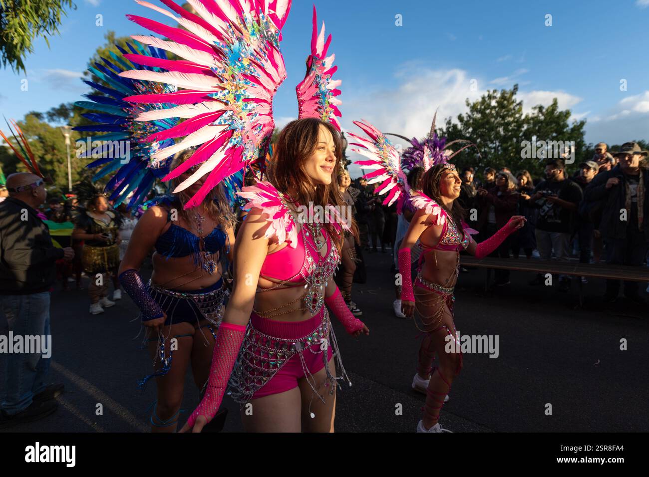 MELBOURNE, AUSTRALIE. 15 février 2025. Photo : des danseurs de carnaval en costumes colorés dansent dans la rue au Festival Afro Caribbean, Federation Square, Melbourne, Australie, le 15 février 2025. Crédit : Karl Phillipson / Alamy Live News Banque D'Images