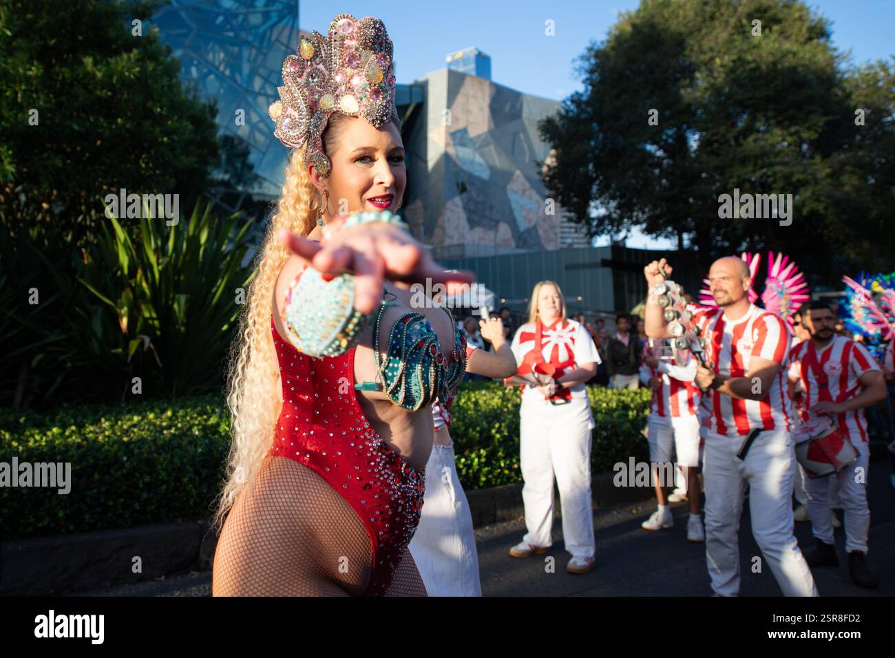 MELBOURNE, AUSTRALIE. 15 février 2025. Photo : des danseurs de carnaval en costumes colorés dansent dans la rue au Festival Afro Caribbean, Federation Square, Melbourne, Australie, le 15 février 2025. Crédit : Karl Phillipson / Alamy Live News Banque D'Images
