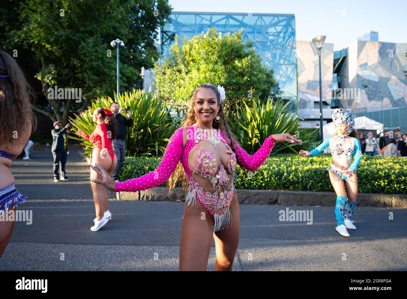 MELBOURNE, AUSTRALIE. 15 février 2025. Photo : des danseurs de carnaval en costumes colorés dansent dans la rue au Festival Afro Caribbean, Federation Square, Melbourne, Australie, le 15 février 2025. Crédit : Karl Phillipson / Alamy Live News Banque D'Images
