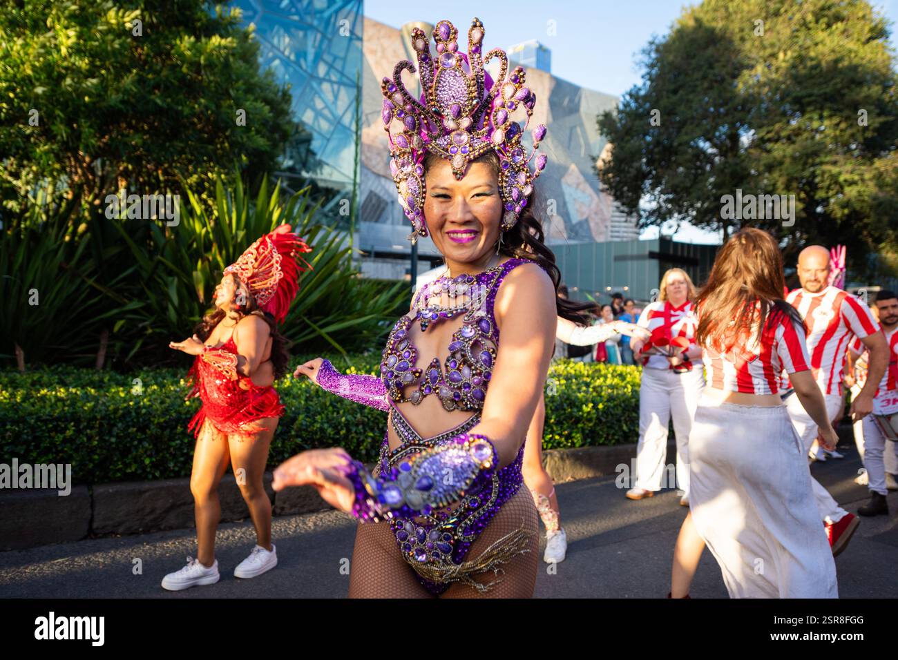 MELBOURNE, AUSTRALIE. 15 février 2025. Photo : des danseurs de carnaval en costumes colorés dansent dans la rue au Festival Afro Caribbean, Federation Square, Melbourne, Australie, le 15 février 2025. Crédit : Karl Phillipson / Alamy Live News Banque D'Images