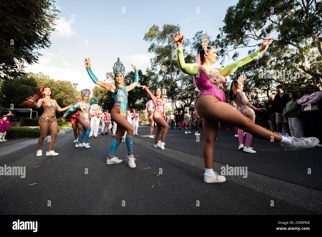 MELBOURNE, AUSTRALIE. 15 février 2025. Sur la photo : danseuses de carnaval aux costumes vibrants dansent au coucher du soleil dans la rue au Colourful Afro Caribbean Festival, Federation Square, Melbourne, Australie le 15 février 2025. Crédit : Karl Phillipson / Alamy Live News Banque D'Images