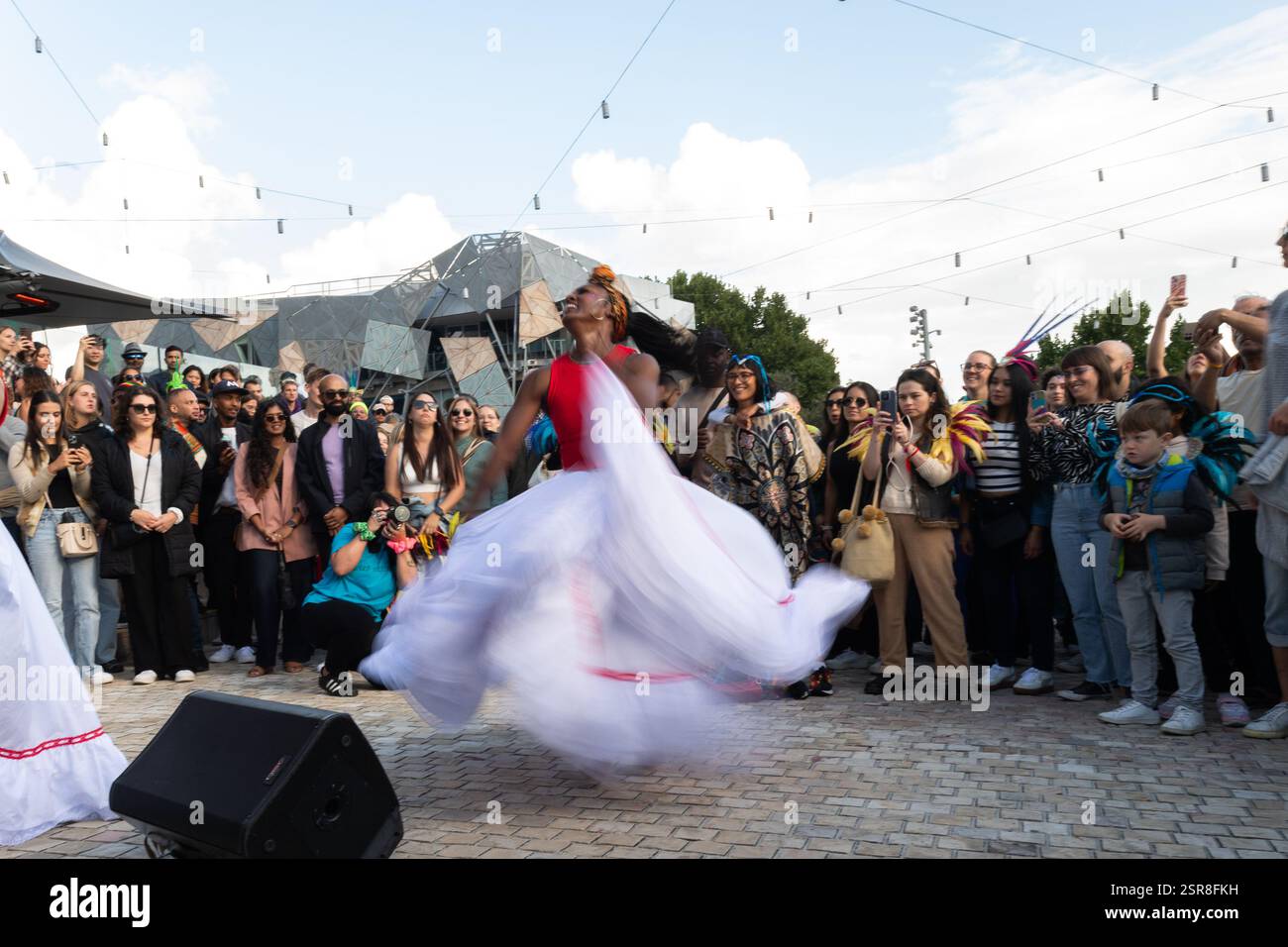 MELBOURNE, AUSTRALIE. 15 février 2025. Sur la photo : danseuses de carnaval en danse tandis que les festivaliers regardent le festival Afro Caribbean Festival, Federation Square, Melbourne, Australie le 15 février 2025. Crédit : Karl Phillipson / Alamy Live News Banque D'Images