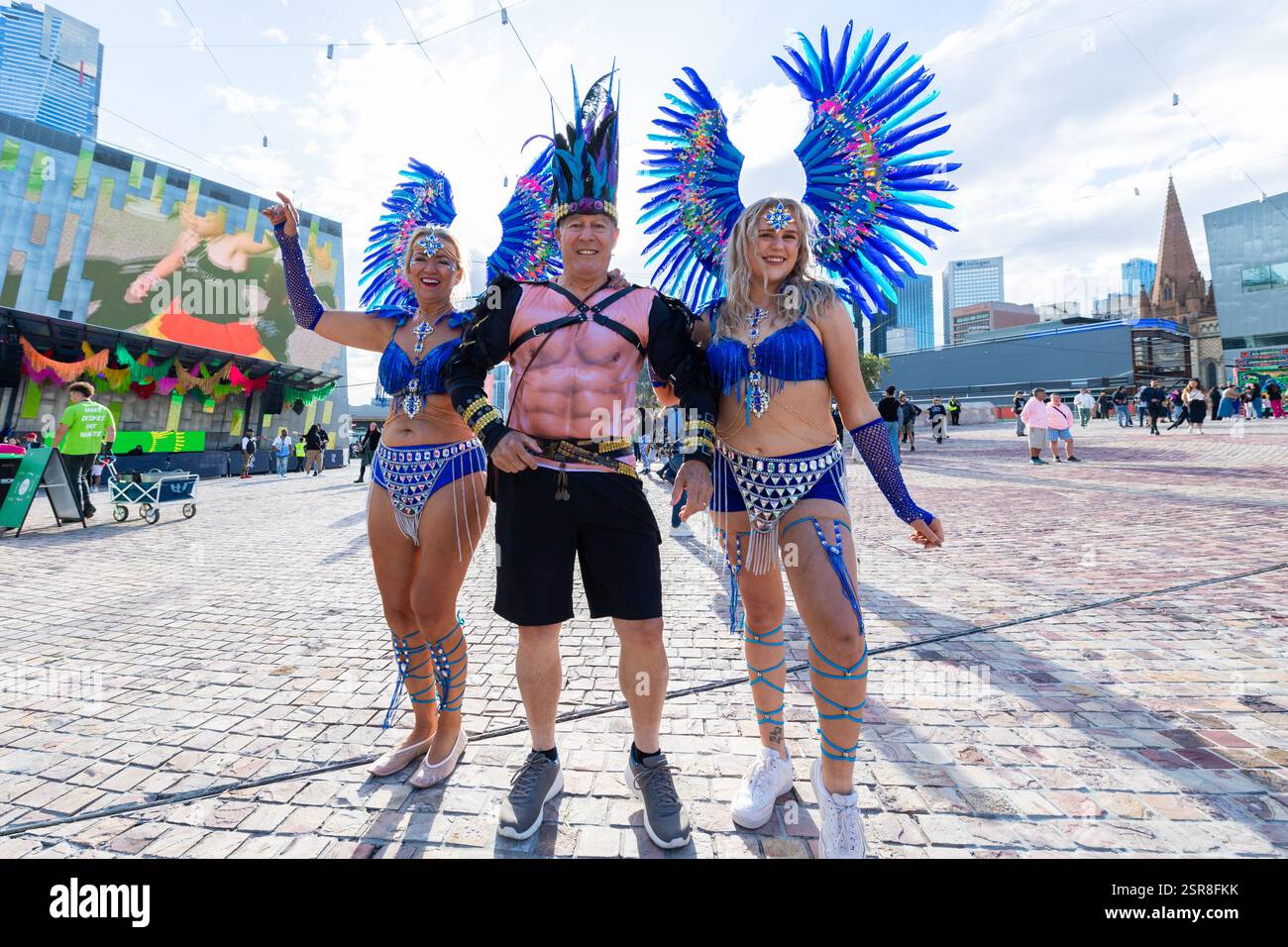 MELBOURNE, AUSTRALIE. 15 février 2025. Sur la photo : un homme et deux femmes danseuses de carnaval en costumes colorés bleu vif posent dans leurs tenues au Festival Afro Caribbean, Federation Square, Melbourne, Australie le 15 février 2025. Crédit : Karl Phillipson / Alamy Live News Banque D'Images