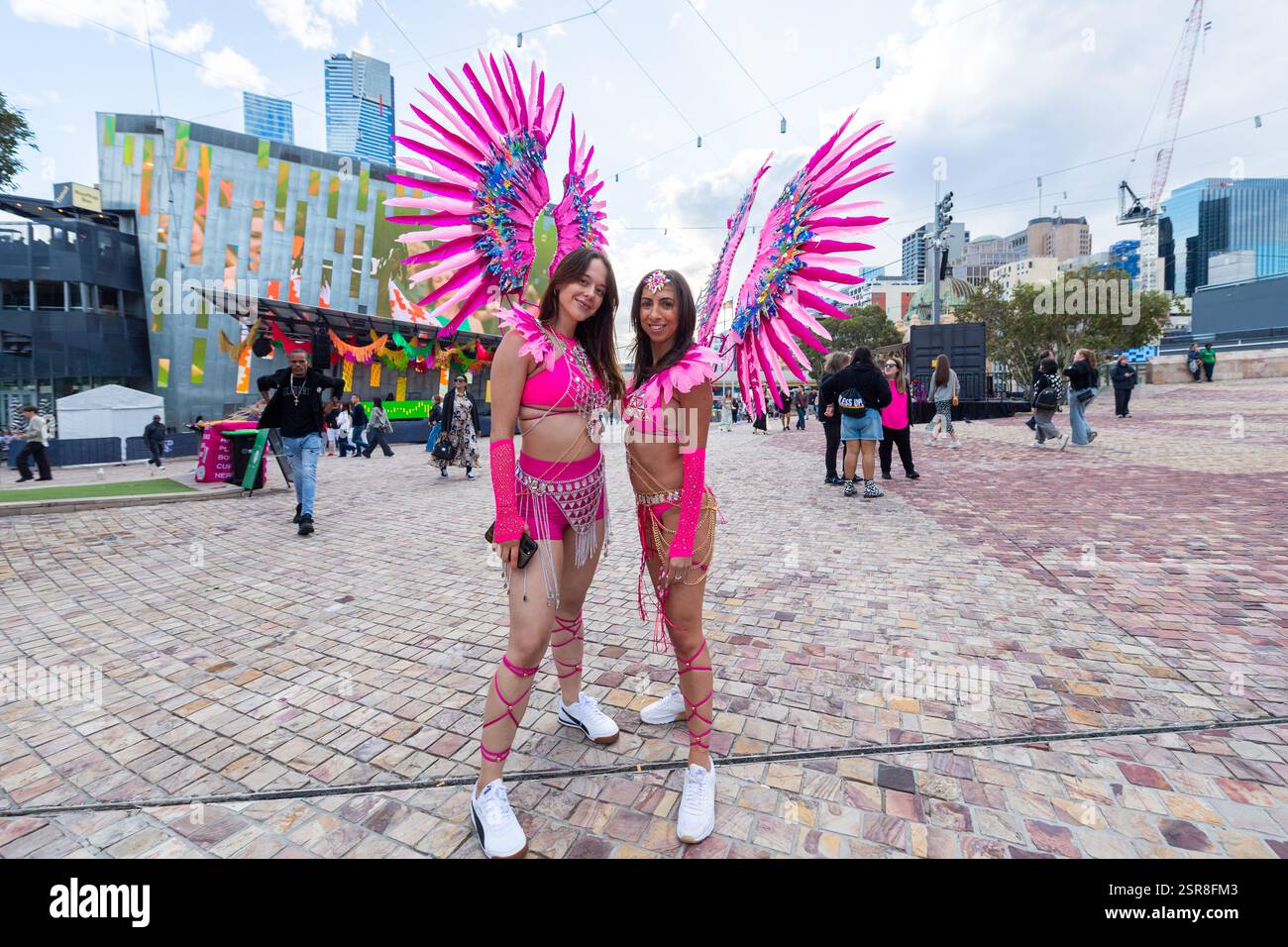 MELBOURNE, AUSTRALIE. 15 février 2025. Sur la photo : deux danseuses de carnaval en costumes colorés rose fuschia et coiffure à plumes posent au Festival Afro Caribbean, Federation Square, Melbourne, Australie le 15 février 2025. Crédit : Karl Phillipson / Alamy Live News Banque D'Images