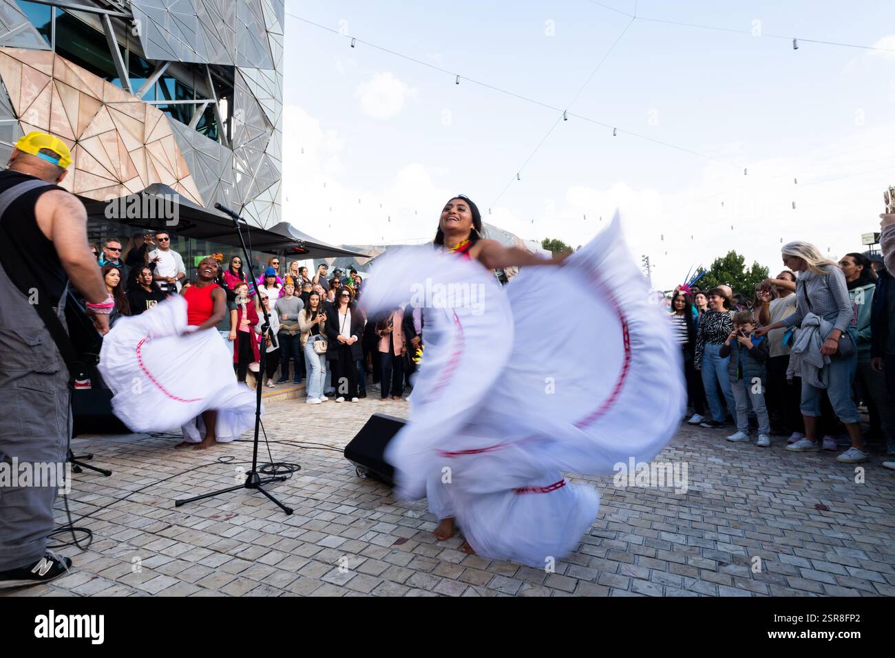 MELBOURNE, AUSTRALIE. 15 février 2025. Sur la photo : danseuses de carnaval en robe blanche dansent tandis que les festivaliers regardent le festival Afro Caribbean Festival, Federation Square, Melbourne, Australie le 15 février 2025. Crédit : Karl Phillipson / Alamy Live News Banque D'Images